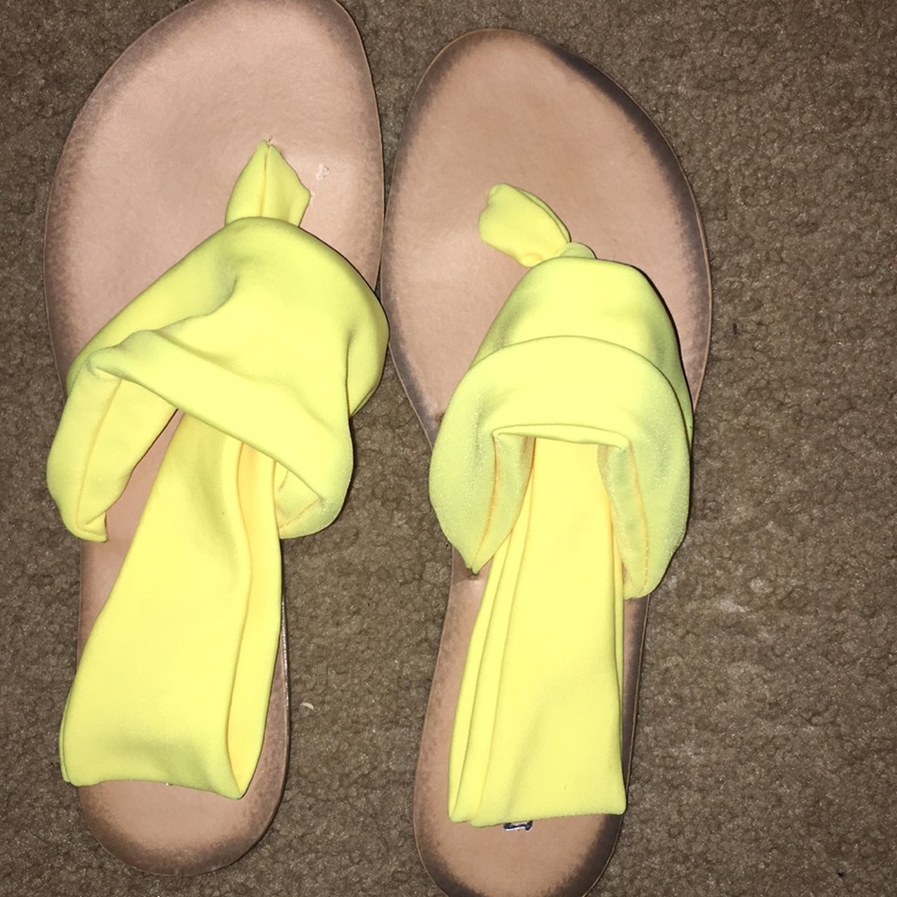 YELLOW 🐥💛Dirty Laundry Sandals Size 8
